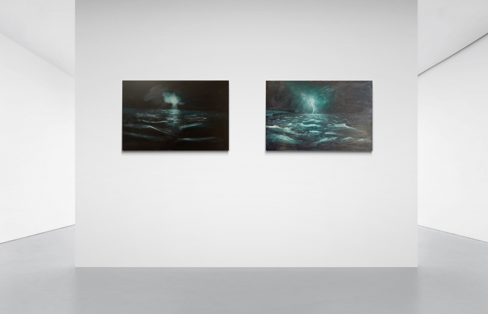 Due dipinti di Antonino Siragusa appesi su una parete bianca, "Moonlight" e "Lightning", che rappresentano rispettivamente una scena marina notturna illuminata dalla luna e una tempesta tempestosa con un fulmine.