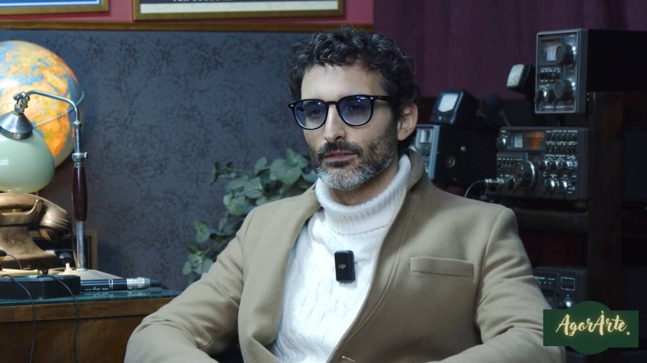 Antonino Siragusa durante l’intervista nella trasmissione televisiva italiana “AgorArte”, mentre racconta il suo percorso artistico e le principali tappe della sua carriera.